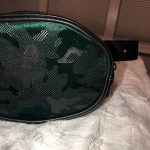Steve Madden camo belt bag 💚🖤